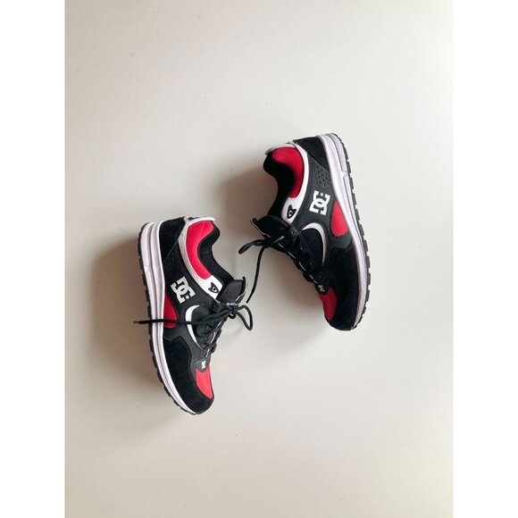 DC SHOES Kalis Lite Black Red White Low Top Skate Shoe Sneakers, Size 9/42 - Picture 1 of 16